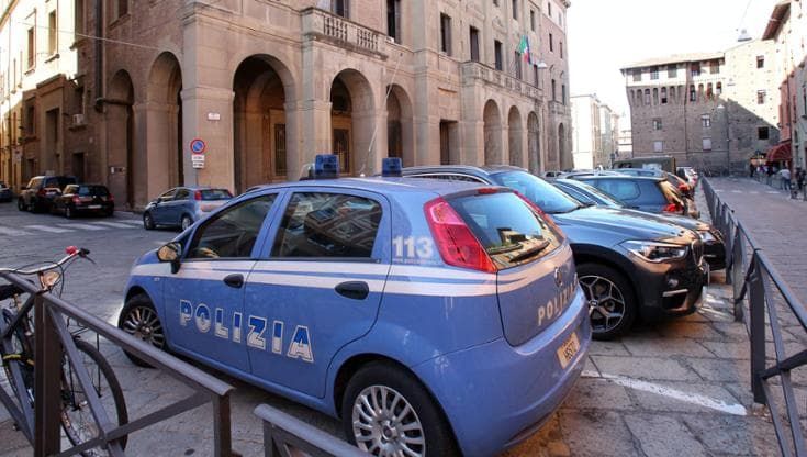 Lancia una sedia a una cliente e la colpisce al volto. Bar in centro chiuso per 7 giorni