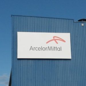 Ilva addio: sulla fabbrica di Taranto l'insegna ArcelorMittal