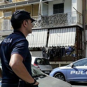 Lite padre-figlio: arriva la polizia e scopre serra di marijuana