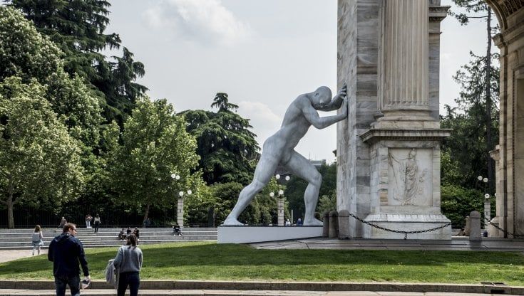 Mr Arbitrium, la maxi scultura "appoggiata" all'Arco della Pace: lo sostiene o lo spinge?
