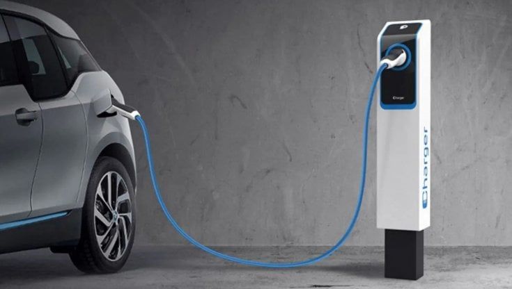 Crisi energetica, Motus-E difende l'auto elettrica: "Ricarica più conveniente di benzina e diesel"