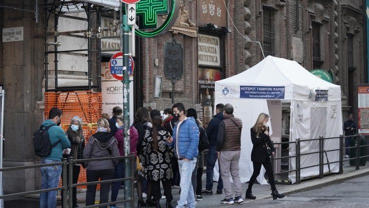 Covid: in Piemonte tamponi gratis per i  lavoratori in attesa di green pass