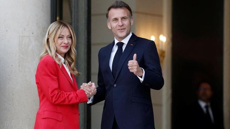 Diplomazia fotografica, lo scatto di Meloni con l'avversario Macron (e la sfida obbligata a Trump)