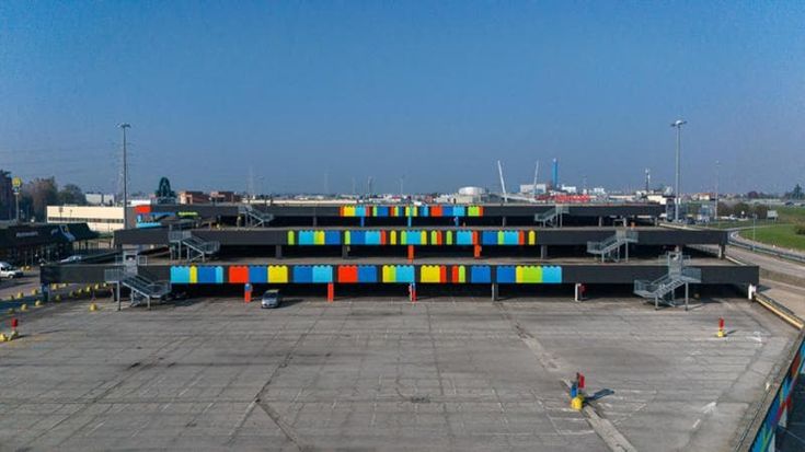 Un parcheggio diventa un'opera d'arte di mattoncini colorati a Beinasco