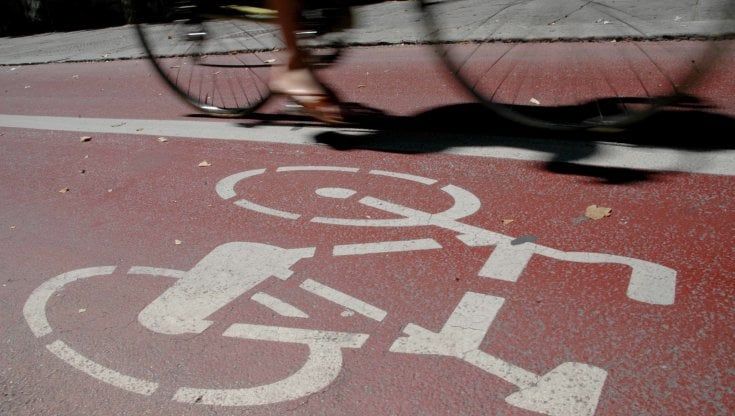 Firenze, una pista ciclabile in via Lunga 