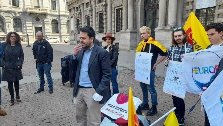 Legalizzazione cannabis, il consigliere Pd Nahum fuma una canna davanti al Comune di Milano: "Serve coraggio in Parlamento" 