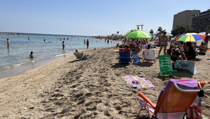 Bari, Pane e pomodoro la nuova frontiera delle sigarette di contrabbando: sulla battigia arrivano i venditori con i borsoni