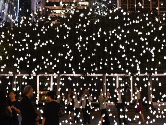 Migliaia di lampadine illuminano Hong Kong: una pioggia di luce<br />&nbsp;