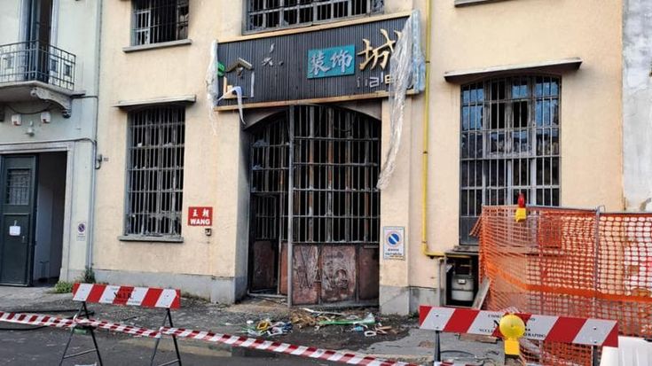Incendio in un emporio cinese a Milano, morti tre giovani che dormivano lì dentro. Non esclusa l’ipotesi dolosa