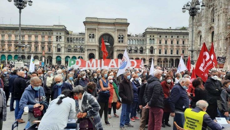 Milano, manifestazione in Duomo contro la riforma sanitaria: "La salute non si vende: no ai privati nella regione con il record di morti per il Covid"