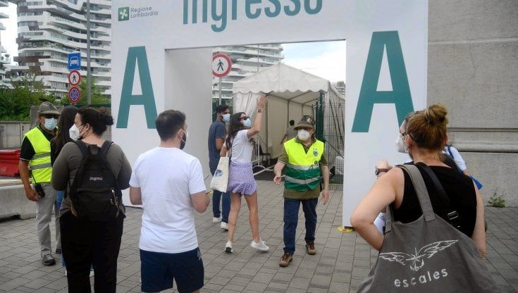 Vaccino anti Covid, nel maxi-hub del palazzo delle Scintille l'ultimo bacio prima della dose, poi un giro a Citylife
