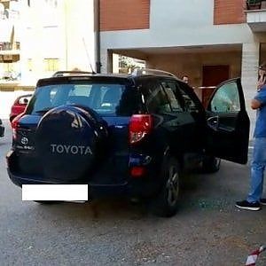 Foggia, auto crivellata di colpi di pistola nel cortile di casa: nessun ferito
