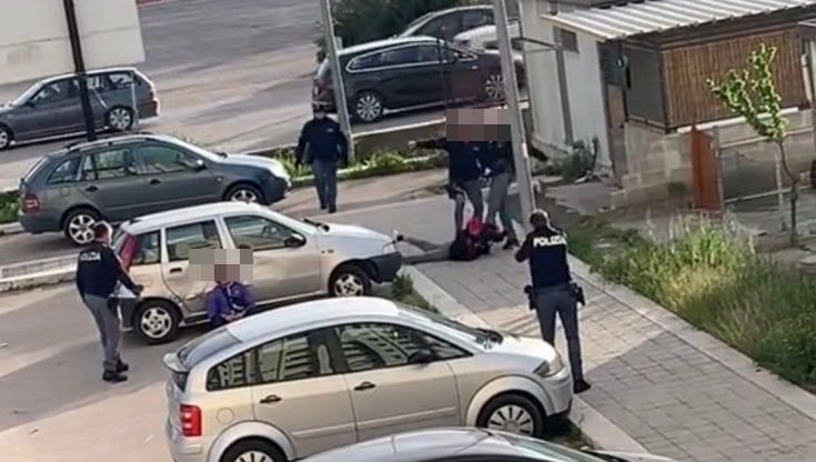 Foggia, poliziotto dà un calcio in faccia a un ragazzo fermato mentre è a terra. Il video finisce su TikTok, per l'agente azione disciplinare e trasferimento