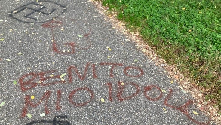Svastica e scritta che inneggia al duce tracciate sull'asfalto a Segrate, il sindaco Micheli le fa cancellare: "Qui siamo antifascisti"