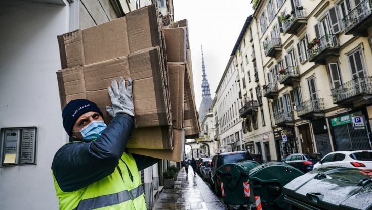 Dalle pile di giornali ai pacchi Amazon, Cartesio a Torino compie 45 anni