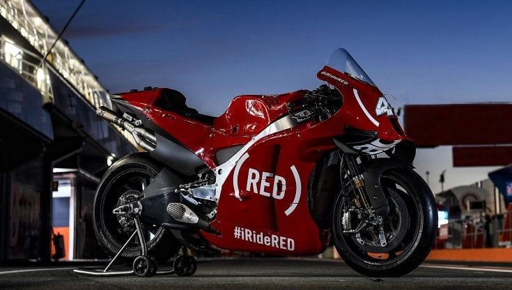 Niente sponsor, l'Aprilia corre l'ultima gara per beneficenza