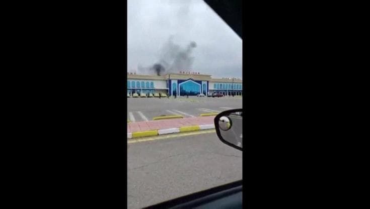 Azerbaigian, droni iraniani colpiscono l'aeroporto di Nakhchivan: il sibilo poi l'esplosione