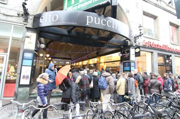 Primarie Milano, in fila per l'incontro con Balzani