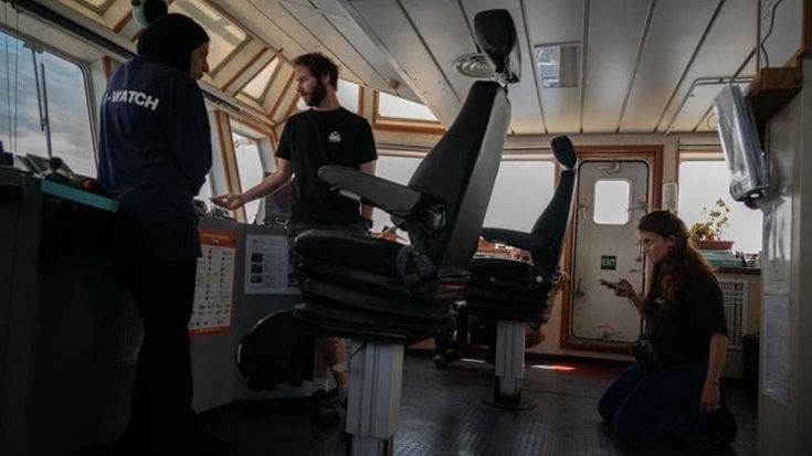 Raffiche di mitra dei libici contro SeaWatch5 dopo un salvataggio. L’ong: “Ci hanno sparato addosso”