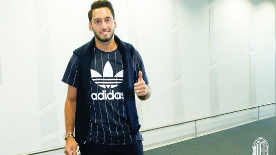 Mercato, il Milan accoglie Calhanoglu e aspetta Donnarumma. Arsenal, 142 milioni per Mbappè