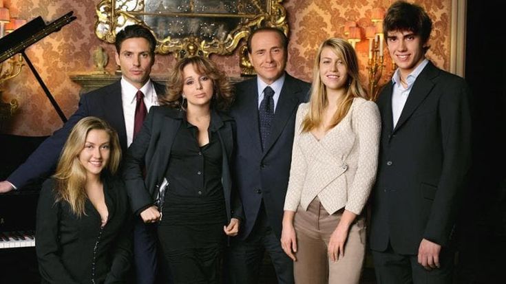 Testamento Berlusconi, a Marina e Pier Silvio la maggioranza Fininvest. “Nessuno avrà controllo solitario”. 100 milioni a Paolo, 100 a Marta Fascina, 30 a Dell’Utri