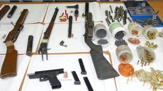 Taranto, blitz nella fabbrica di armi clandestine: pistole micidiali realizzate con attrezzi idraulici
