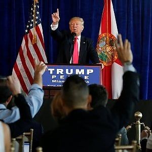 Usa 2016, Trump alla Russia: "Trovate le mail scomparse di Hillary". I democratici: "Incita allo spionaggio"