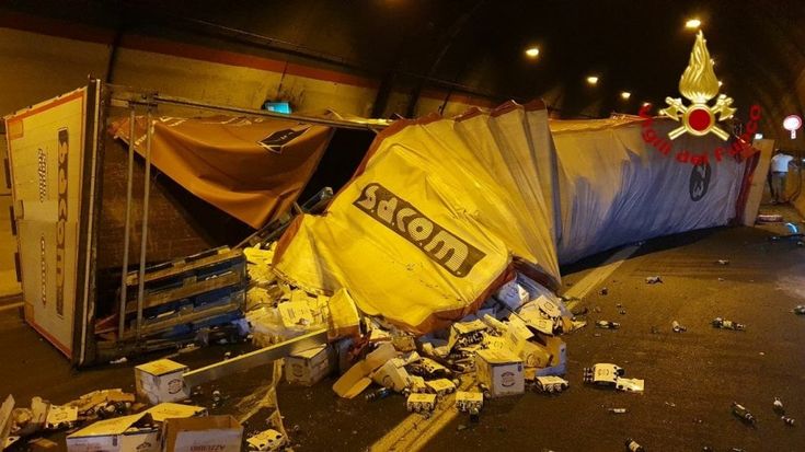 Camion si ribalta in galleria, chiusa l'autostrada Catania-Siracusa