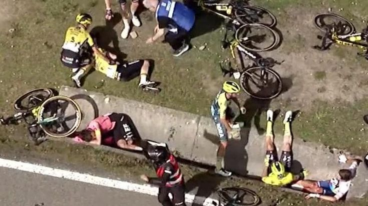Vingegaard, grave caduta al Giro dei Paesi Baschi: portato via in ambulanza con l’ossigeno. Se la cava con una clavicola e alcune costole rotte