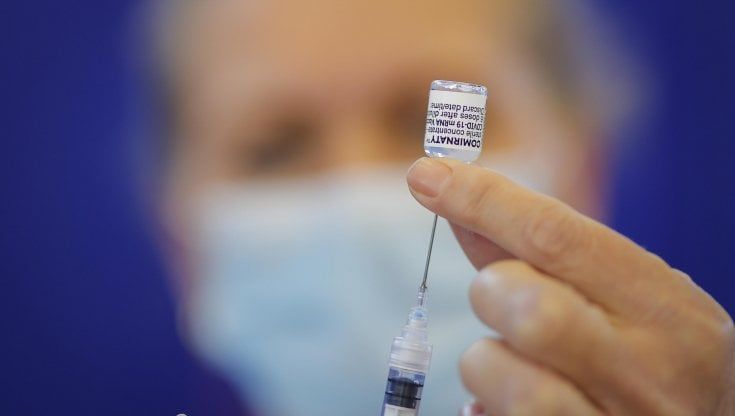 Vaccino Covid, contro i richiami Pfizer a 35 giorni cittadini preparano ricorso al Tar del Lazio. E spunta anche la petizione