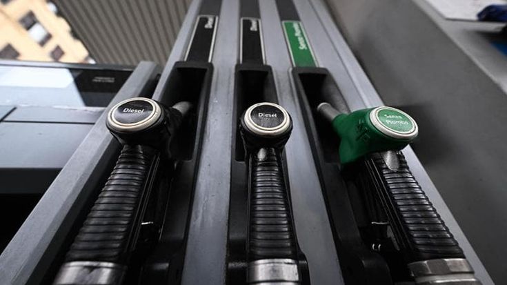Carburanti, mini-sconti sotto i 25 centesimi. Il ministero: voli garantiti solo fino a maggio
