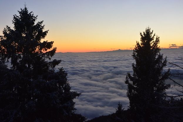 Varese, spettacolo a bassa quota: le cime dei monti spuntano fra le nuvole