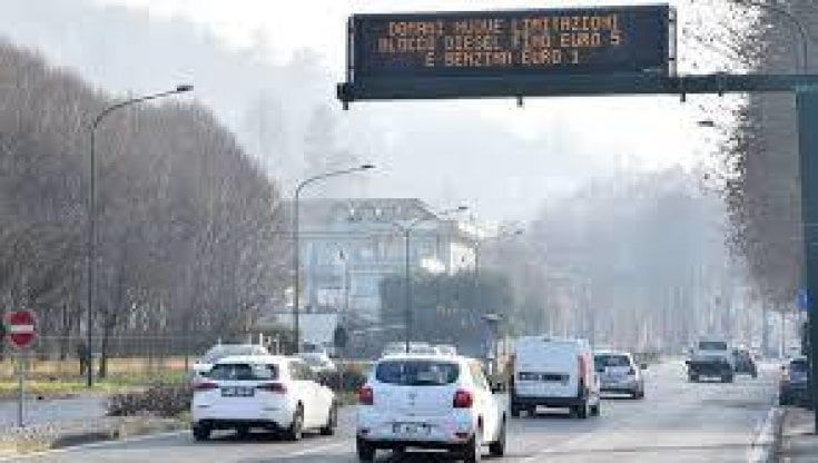 Ore 8, scatta in Piemonte il blocco antismog: stop per 800 mila veicoli