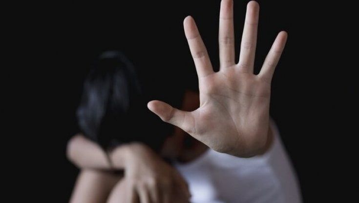 Minaccia di morte la ex con un coltello, lei si barrica con i figl piccoli e chiede aiuto. Arrestato