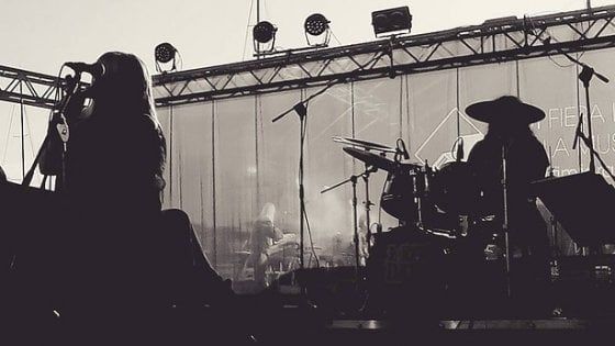 Livorno, si accascia e muore mentre assiste al concerto della figlia 