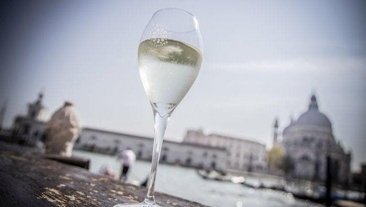 Il Telegraph attacca il Prosecco: meglio Champagne e Cava Critiche e stereotipi, ma il mercato vola