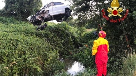 Auto esce di strada e vola dal ponte del Naviglio: due morti nel Milanese