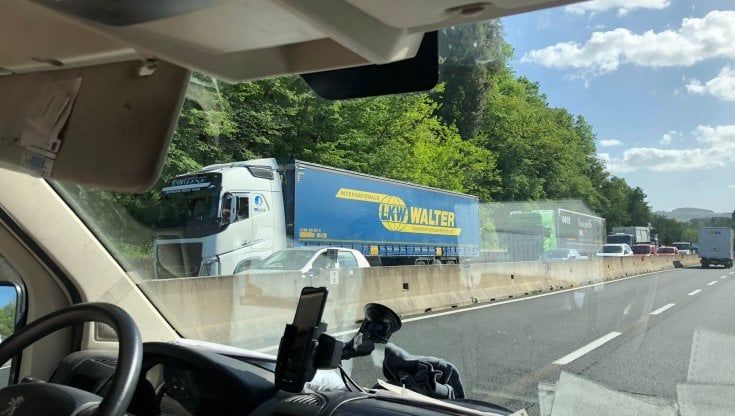 Firenze-Livorno: in viaggio sul camion tra code e rabbia: la ‘transumanza’ in FiPiLi