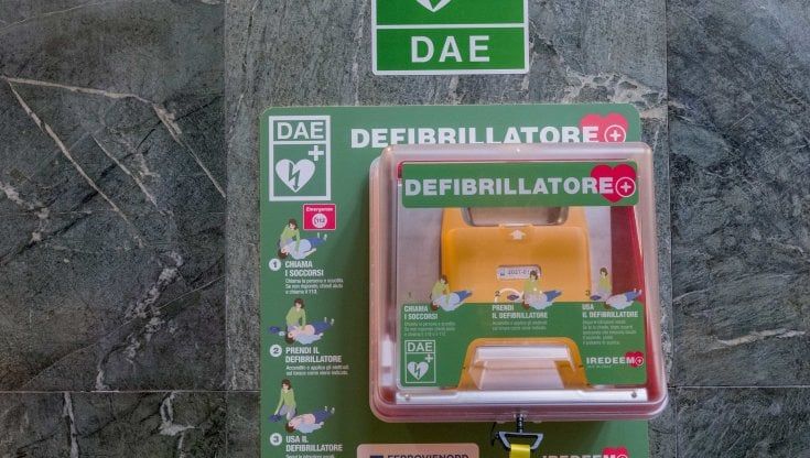 Defibrillatori nelle stazioni di Ferrovienord: si parte da Milano Cadorna, poi Como e tutte le 115 fermate della rete