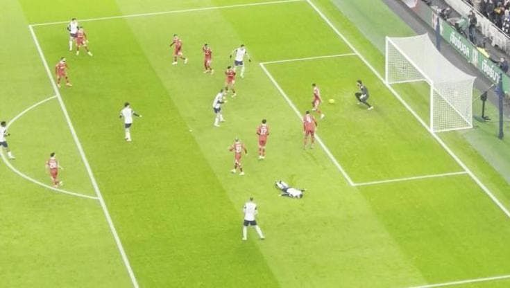 Paura per Rodrigo Bentancur, che crolla a terra durante Tottenham-Liverpool