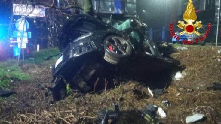 Saronno, auto va a schiantarsi contro un albero: morti due amici di 22 e 24 anni