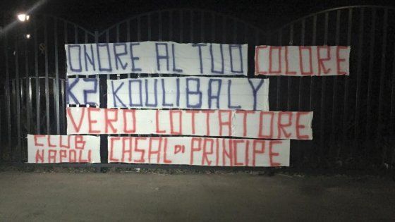 Cori razzisti verso Koulibaly, tanti messaggi di solidarietà. Il difensore: "Ringrazio per il sostegno"