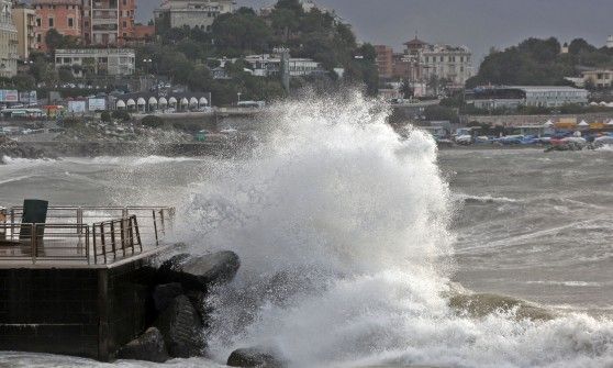 Genova, treni bloccati, voli dirottati. Allerta 2 nel ponente e nel levante ligure