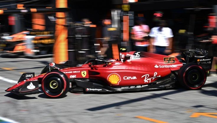 Sainz, errore Ferrari ai box: non c'è la quarta gomma, sosta lunghissima