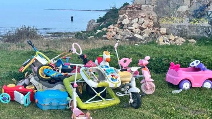 Salento, giocattoli abbandonati come rifiuti in riva al mare: “Una vergogna, li doneremo ai bambini”