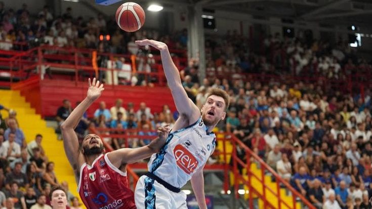 Basket, Napoli in testa alla Serie A con la rivoluzione: in estate ha cambiato tutti i giocatori. “Ma ora piedi per terra”