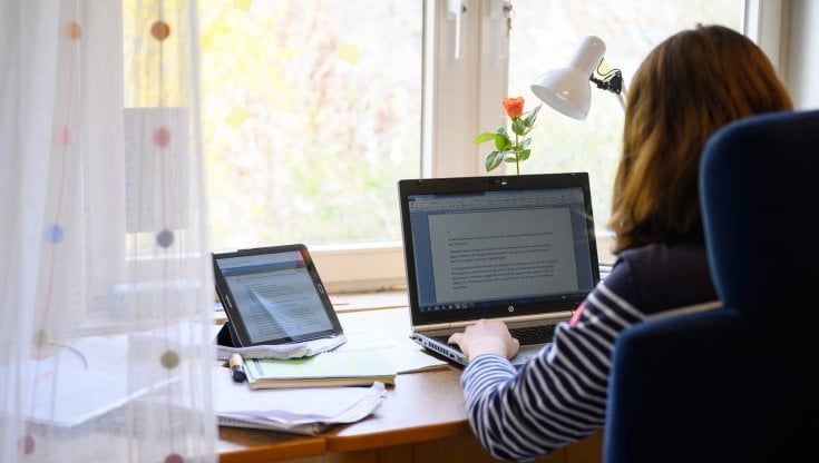 "Torna a scuola o ti spezzo anche l'altra gamba": prof minaccia alunna di 14 anni in dad
