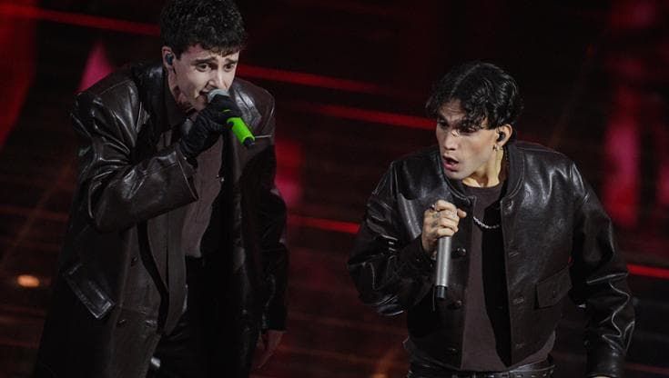 Lda e Aka 7even con Tullio De Piscopo nella serata delle cover a Sanremo