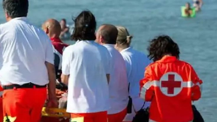 Fregene, tragedia in spiaggia: 72enne annega dopo un malore