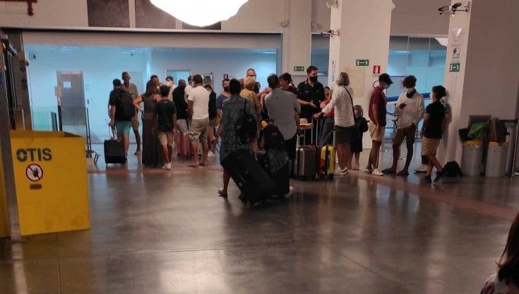Pantelleria, incendio vicino l’aeroporto e caos voli: passeggeri bloccati a terra da ieri sera